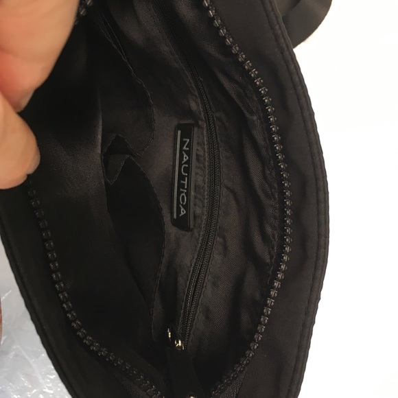 NAUTICA crossbody bag.Nylon. Excel cond. Bold metal emblem & 4” brand zip pull. - Picture 3 of 6